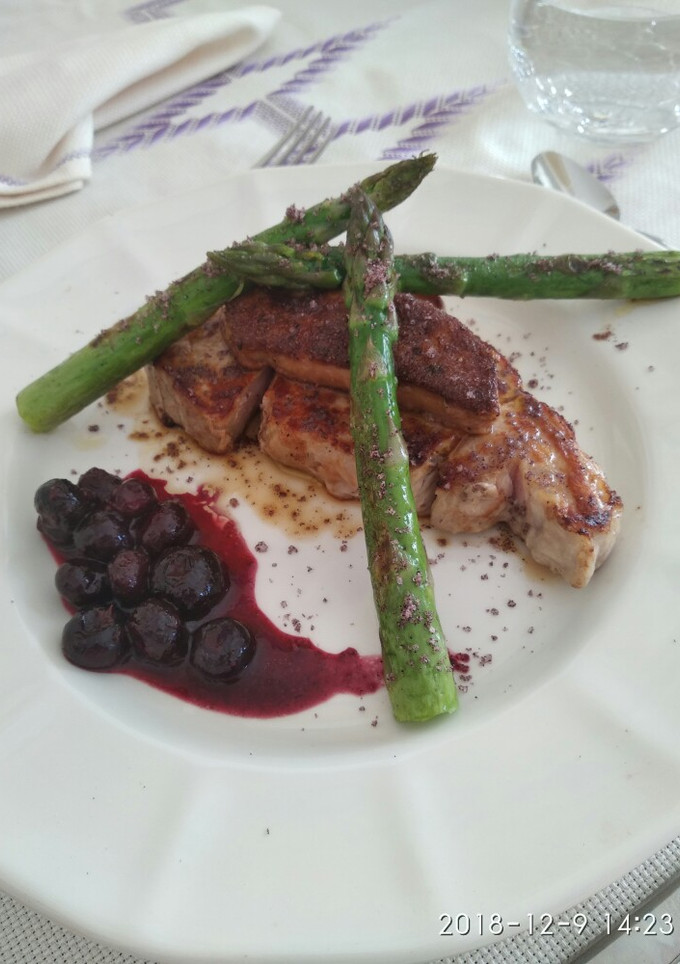 Una foto de Entrecot de ternera blanca con foie y trigueros