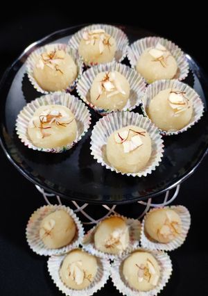 નારિયલ લાડુ (Nariyal Ladoo Recipe In Gujarati) રેસીપી મુખ્ય ફોટો