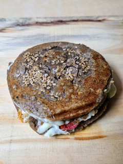 Una foto de Pancito de harina de sorgo blanco integral y yogur alto en proteínas 🥪