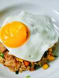 ข้าวผัดหมูสไตล์คาเฟ่