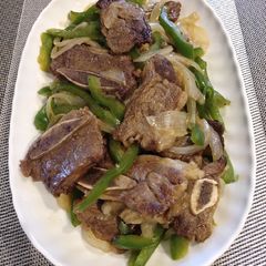 A picture of Beef Ribs with Capsicum.