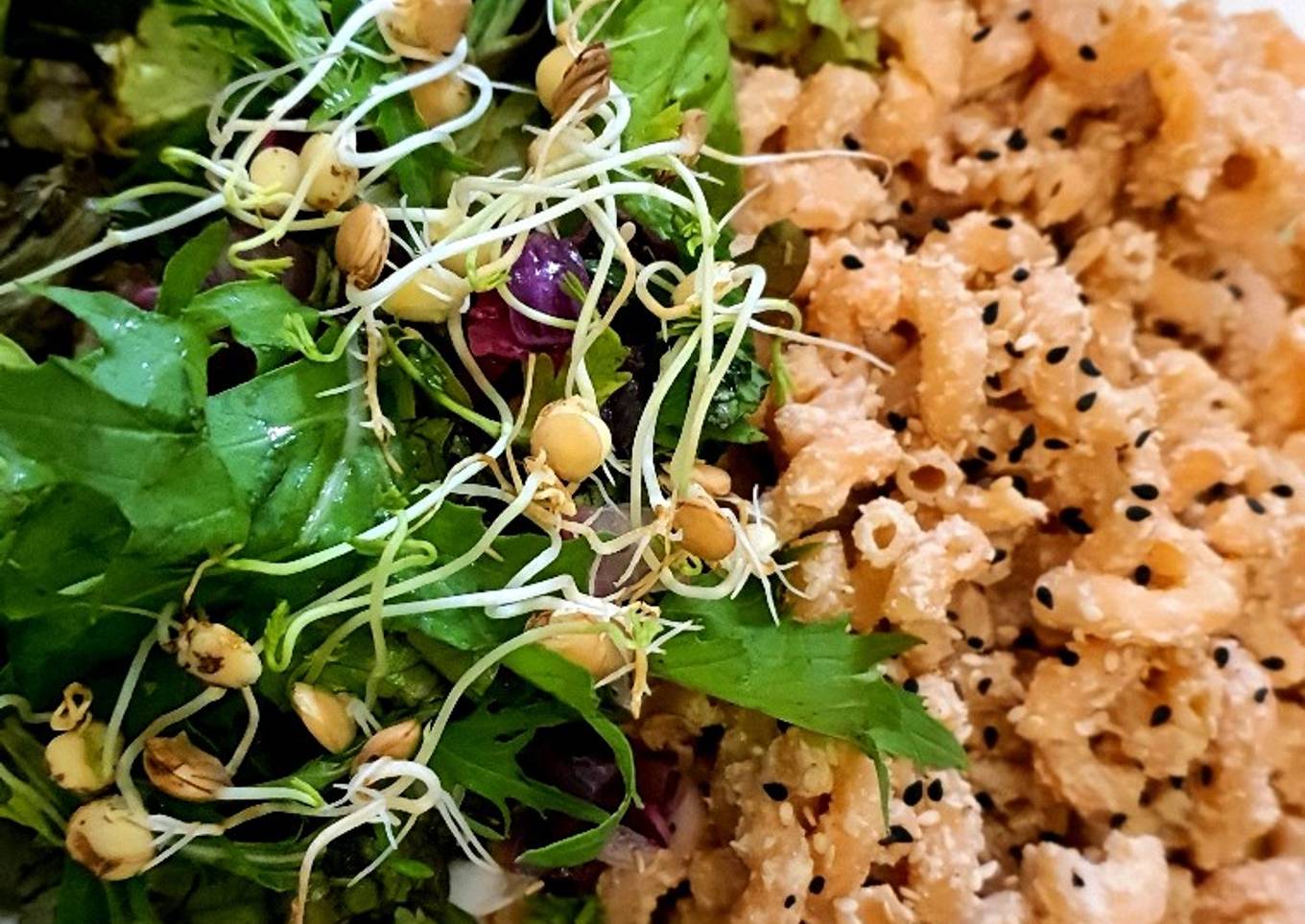 Coditos de lentejas con ensalada como guarnición. Sin gluten