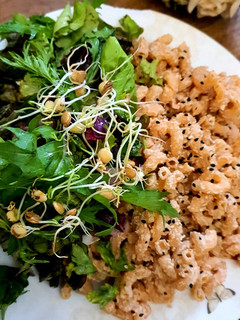 Una foto de Coditos de lentejas con ensalada como guarnición. Sin gluten