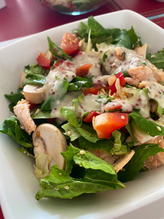 Una foto de Ensalada fresca con salmón con dressing de Yoghurt & mostaza