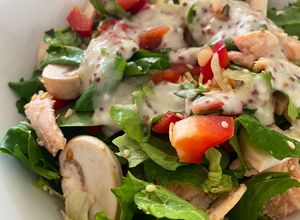 Una foto de Ensalada fresca con salmón con dressing de Yoghurt & mostaza
