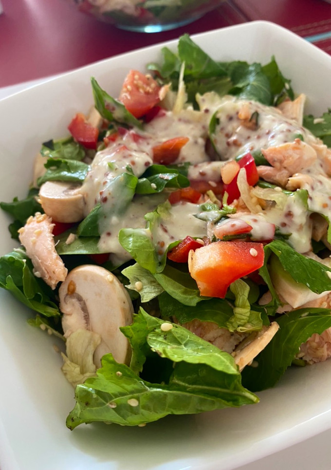 Una foto de Ensalada fresca con salmón con dressing de Yoghurt & mostaza