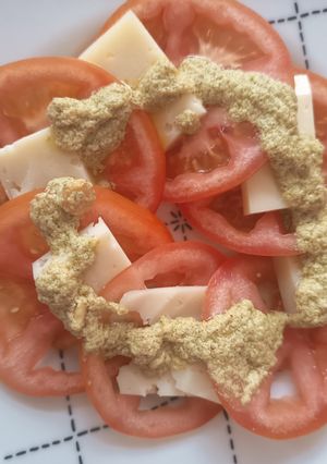 Una foto de Ensalada de Tomate con aliño de almendras