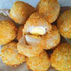 A picture of Cilok crispy isi telor.