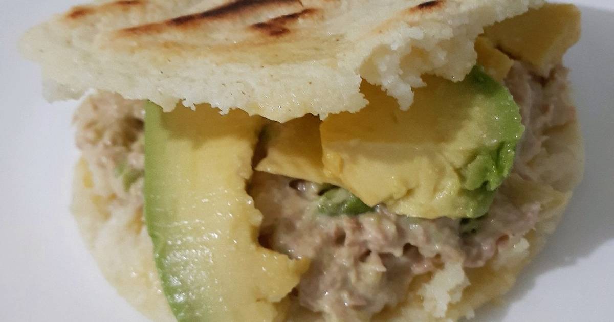 Arepas con harina de garbanzos y aguacate. Receta de cocina