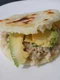 Arepa con atún y palta