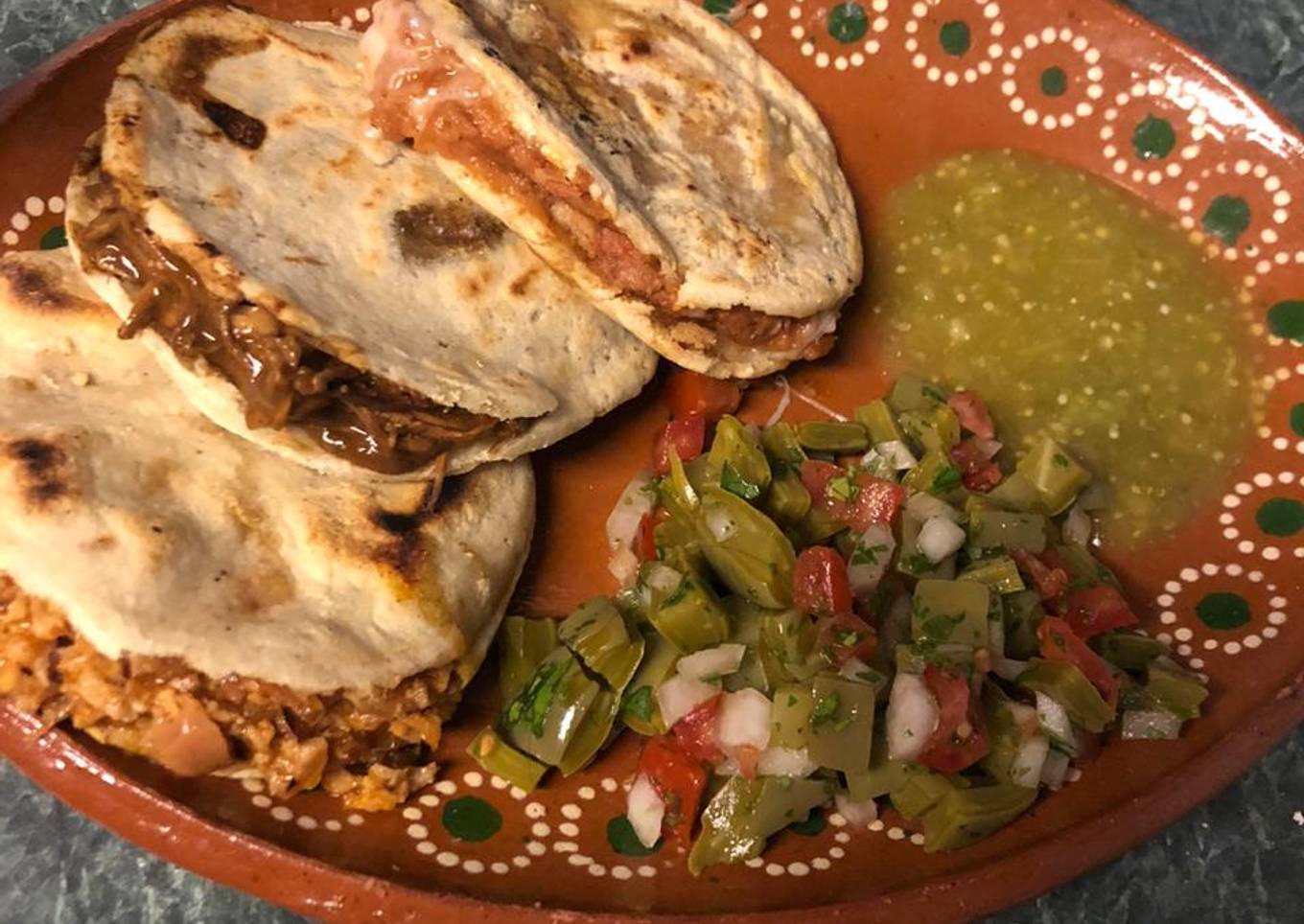 Gorditas rellenas con ensalada de nopal