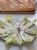Endivias con salsa de roquefort y pistachos