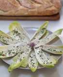 Endivias con salsa de roquefort y pistachos
