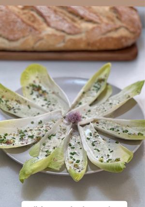 Una foto de Endivias con salsa de roquefort y pistachos