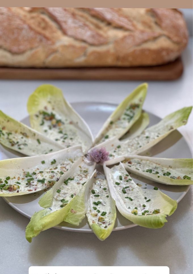 Una foto de Endivias con salsa de roquefort y pistachos
