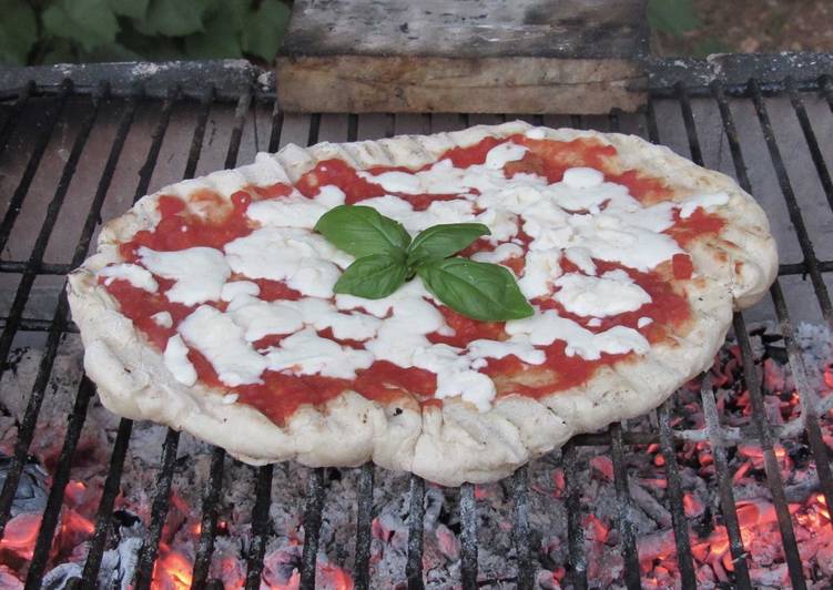 Pizza cotta sul barbecue