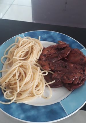 Una foto de Pollo al vino tinto con spaghetti
