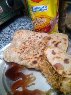 मैगी स्टफ पंराठा(maggi stuffed paratha recipe in hindi) रेसिपी मुख्य फोटो