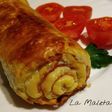 Rollo de hojaldre relleno de jamón, huevo duro, olivas y queso