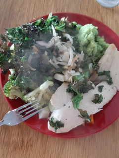 Una foto de Pescado blanco con verduras