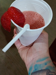 Una foto de Licuado de cerezas, frutillas, banana y damasco