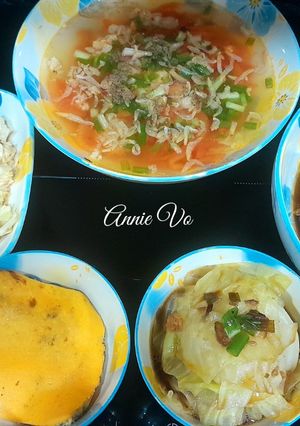 Hình của món Cơm nhà nhiều món ăn ngon.
