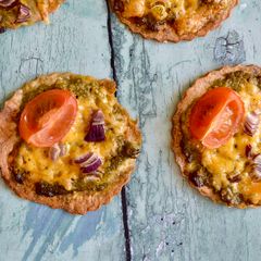 A picture of Mini Pesto Pizzas.