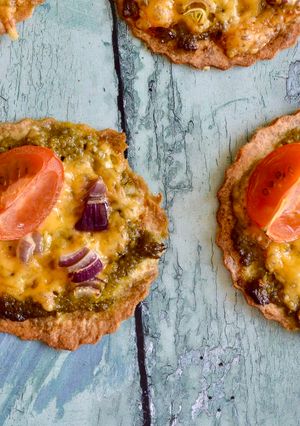 A picture of Mini Pesto Pizzas.