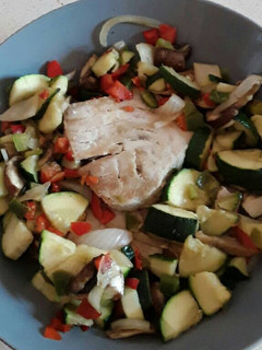 Una foto de Atún marinado con verduras