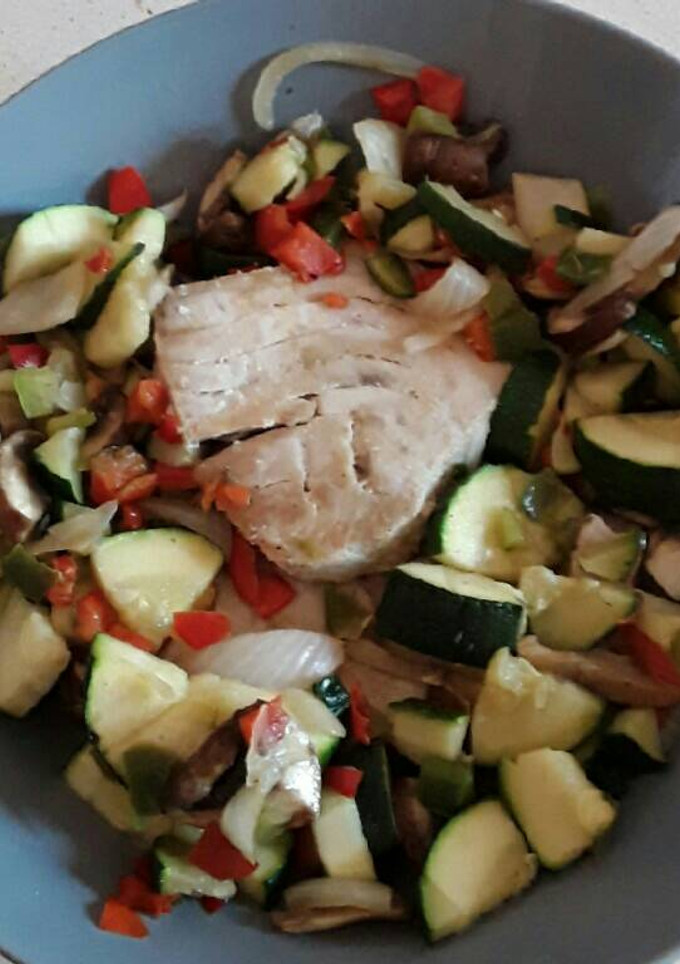 Una foto de Atún marinado con verduras