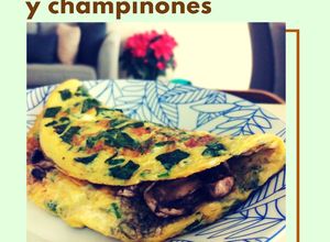 Una foto de Omelette con espinacas y champiñones