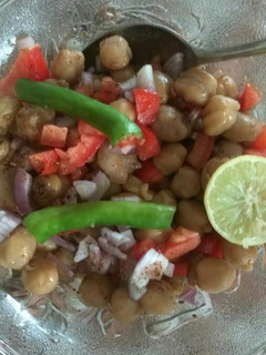 છોલે ચણા સલાડ(Chhole Chana Salad Recipe in Gujarati) રેસીપી મુખ્ય ફોટો