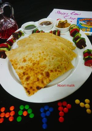 A picture of Aloo_cheese_paratha.