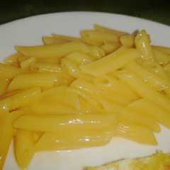 Una foto de Macarrones con queso cheddar (de caja)