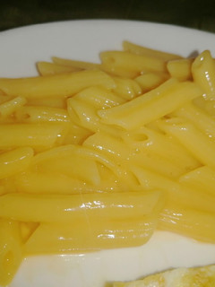 Una foto de Macarrones con queso cheddar (de caja)