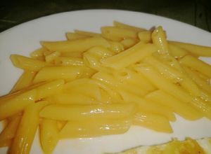 Una foto de Macarrones con queso cheddar (de caja)