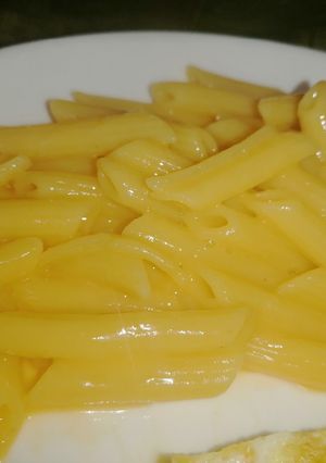 Una foto de Macarrones con queso cheddar (de caja)
