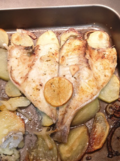 Una foto de Dorada al horno con finas hierbas, limón y patatas asadas 🤩