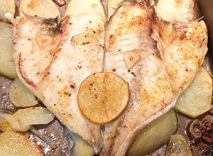 Foto principal de Dorada al horno con finas hierbas, limón y patatas asadas 🤩