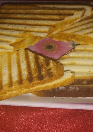 A picture of Aloo matar sandwich.