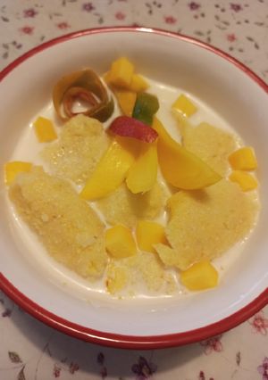 Édes puliszka, hideg tejjel és mangóval recept fotója