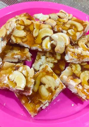 કાજુ ચિકકી (Kaju Chikki Recipe In Gujarati) રેસીપી મુખ્ય ફોટો