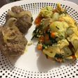 Albóndigas de cadera de res encebollada acompañada de tortilla española de espinaca y papa rústica