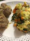 Albóndigas de cadera de res encebollada acompañada de tortilla española de espinaca y papa rústica