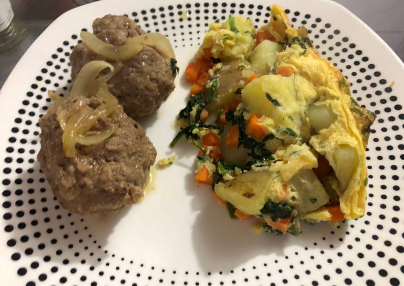 Albóndigas de cadera de res encebollada acompañada de tortilla española de espinaca y papa rústica