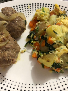 Una foto de Albóndigas de cadera de res encebollada acompañada de tortilla española de espinaca y papa rústica