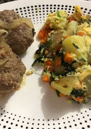 Una foto de Albóndigas de cadera de res encebollada acompañada de tortilla española de espinaca y papa rústica
