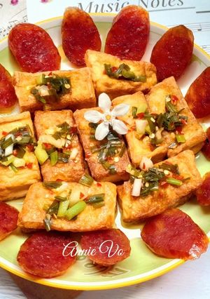 Hình của món Đậu hũ mắm hành và lạp xưởng chiên.