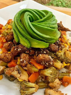 Una foto de Wok de vegetales con soya texturizada y flor de aguacate