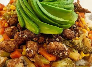 Una foto de Wok de vegetales con soya texturizada y flor de aguacate